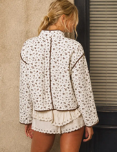 Load image into Gallery viewer, Floral Print Quilted Jacket